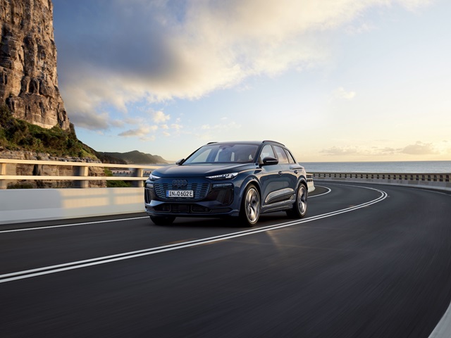 Der neue Audi Q6 e-tron in Fahrt