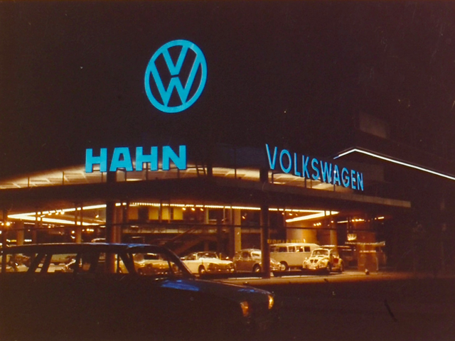 Hahn Geschichte: 1970-1989 – Hahn integriert Ausstellungshallen für Fahrzeuge