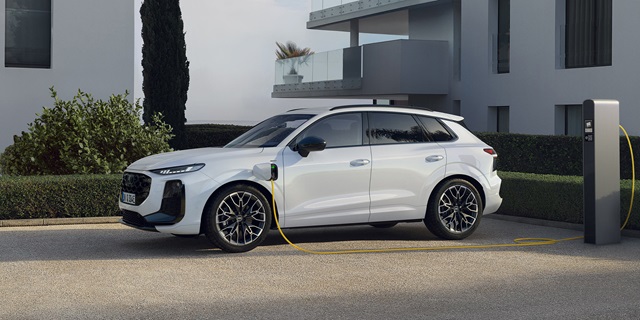 Weißer Audi Q3 e-hybrid an der Ladesäule.