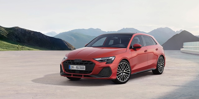 Roter Audi A3 Sportback in Seitenansicht vor Bergkulisse auf hellem Untergrund