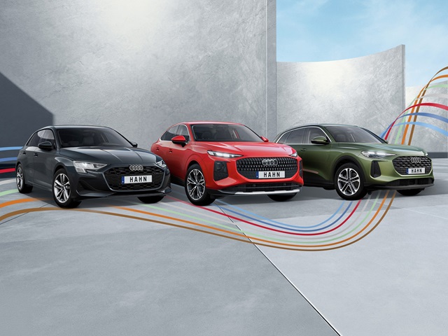 Drei Audi Modelle vor einem blau grauen Hintergrund.