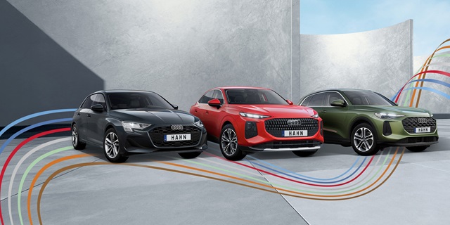 Drei Audi Modelle vor einem blau grauen Hintergrund.