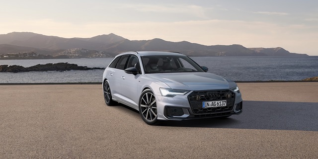 Silberner Audi A6 Avant in Frontansicht vor Küstenkulisse