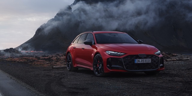 Roter Audi RS5 Avant steht in einer Vulkanlandschaft.