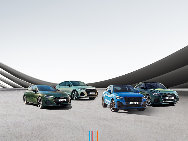Der Audi A1, A3, Q2 und Q3 nebeneinander und in der Frontansicht und auf einem grauen Betonboden.