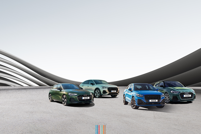 Der Audi A1, A3, Q2 und Q3 nebeneinander und in der Frontansicht und auf einem grauen Betonboden.