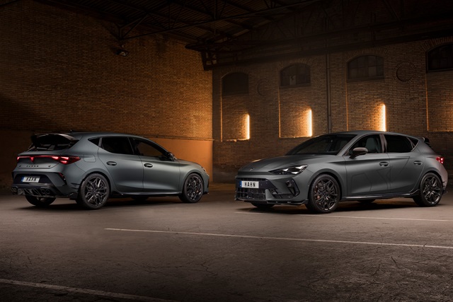 Zwei graue CUPRA Leon VZ Modelle von ABT in einer Backsteinhalle, eines von hinten links, das andere von vorne rechts sichtbar
