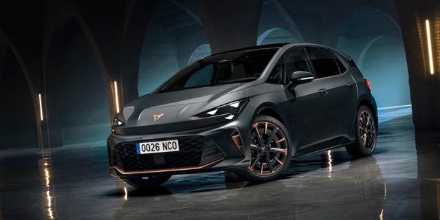 CUPRA Born Facelift in einem beleuchteten Gewölbekeller.