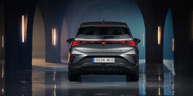 Grauer CUPRA Born VZ in der Heckansicht in einem Gewölbekeller.