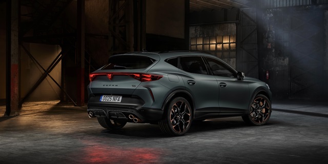 Rückansicht eines grauen Cupra Formentor VZ5  in einer dunklen Halle.