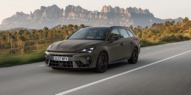 Der CUPRA Leon Sportstourer in Fahrt und in Front-Seitenansicht