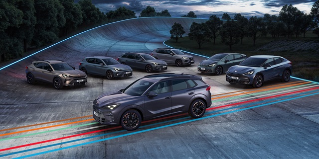 Eine CUPRA Fahrzeugrange mit allen Fahrzeugen auf einer betonierten Straße.