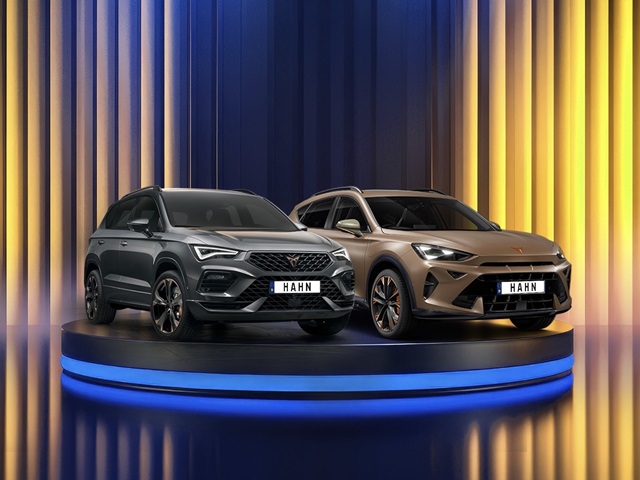  Präsentation von zwei Cupra SUVs, Ateca und Formentor, auf einer beleuchteten Plattform.