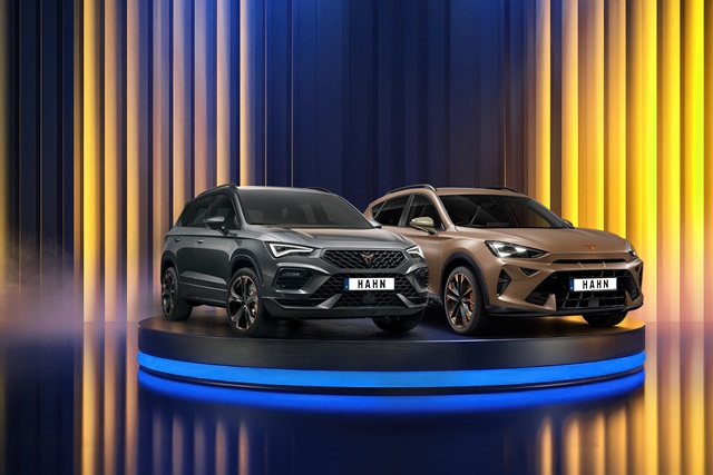  Präsentation von zwei Cupra SUVs, Ateca und Formentor, auf einer beleuchteten Plattform.