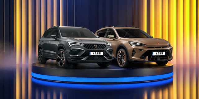  Präsentation von zwei Cupra SUVs, Ateca und Formentor, auf einer beleuchteten Plattform.