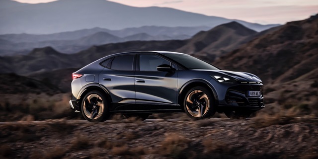 Der neue CUPRA Tavascan VZ in Seitenansicht