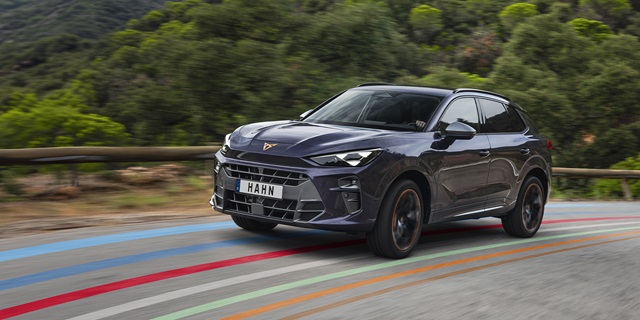 Der CUPRA Terramar VZ e-HYBRID in Fahrt mit buntem Hahn Code auf der Straße