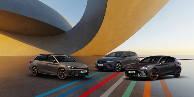 Drei Fahrzeuge der Marken CUPRA und SEAT stehen vor einer modernen, geschwungenen Architektur, darunter ein CUPRA Leon Sportstourer, ein SEAT Ibiza und ein CUPRA Leon.