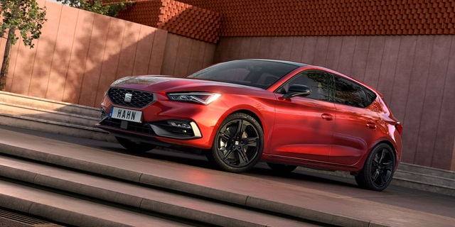 Der SEAT Leon FR Black Edition in rot und in der Seitenansicht