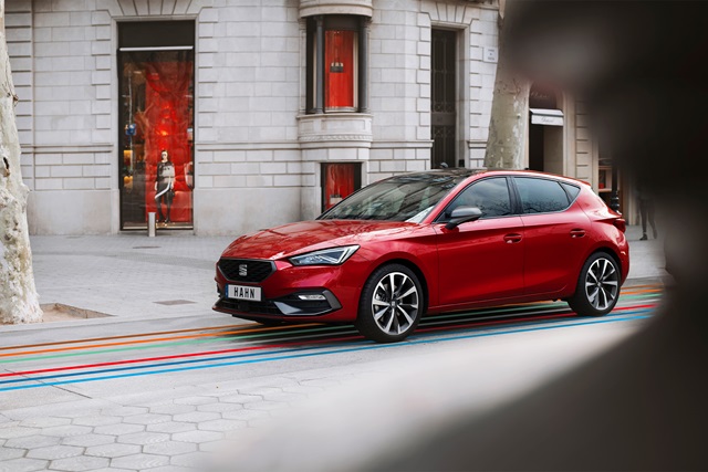Der SEAT Leon Road Edition in rot und in der Seitenansicht.