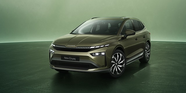 Neuer Škoda Enyaq in Olivgrün vor grünem Hintergrund.