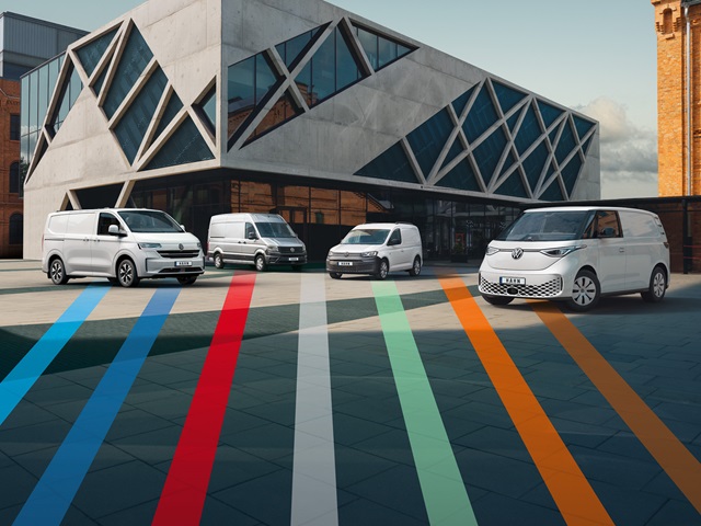 Verschiedene VW Nutzfahrzeuge, die nebeneinander stehen.