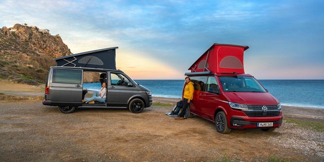 VW California T6.1 Modelle in grau und rot.