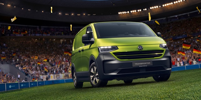 Grüner VW e-Transporter Kastenwagen in einem Stadion.