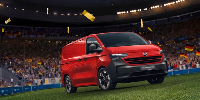 Roter VW eHybrid Transporter Kastenwagen in einem Stadion.