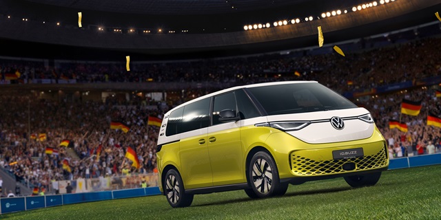 Gelber VW ID. Buzz Pro in einem Stadion.