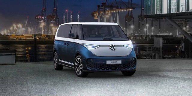 Sondermodell VW ID. Buzz an einem Hafen
