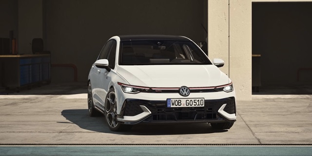 Der VW Golf GTI Clubsport in Frontansicht parkend vor einer Garage.
