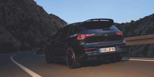 Der VW Golf R in Heckansicht auf einer Straße bei Dämmerung