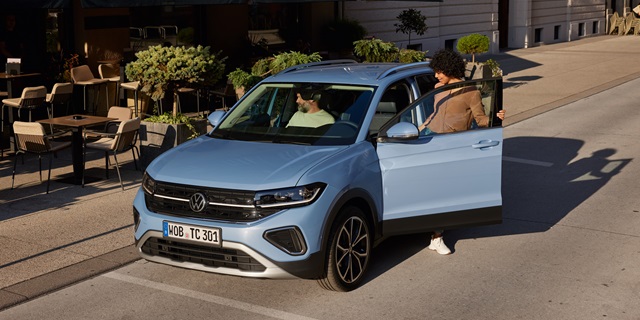 Der VW T-Cross in hellblau mit zwei Personen