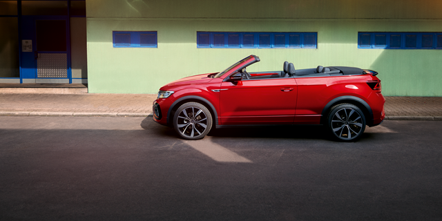 Der neue T-Roc Cabriolet in rot von der Seite.