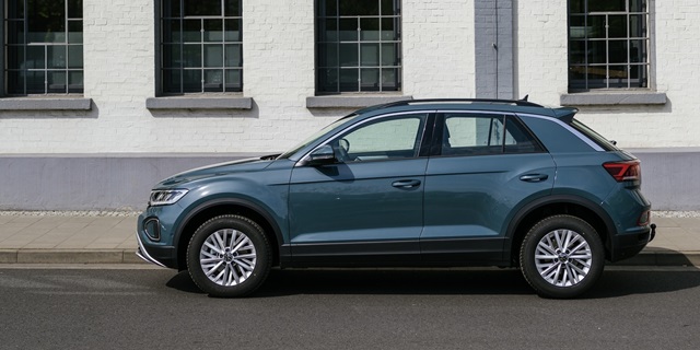 Ein blauer VW T-Roc Life parkend in Seitenansicht