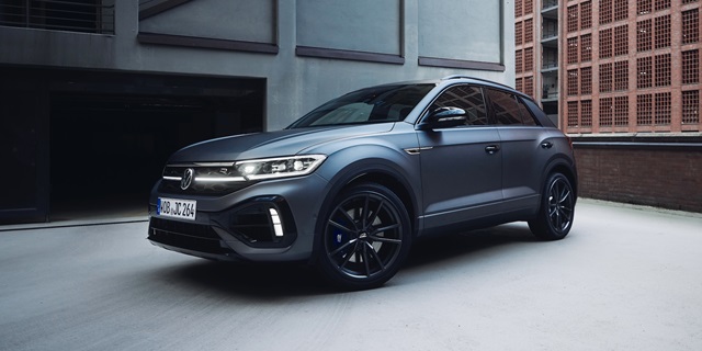 Ein Volkswagen T-Roc R parkend in Front-Seitenansicht