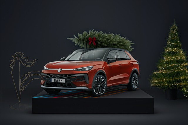 Weihnachtsbaum auf dem Dach eines roten VW T-Roc
