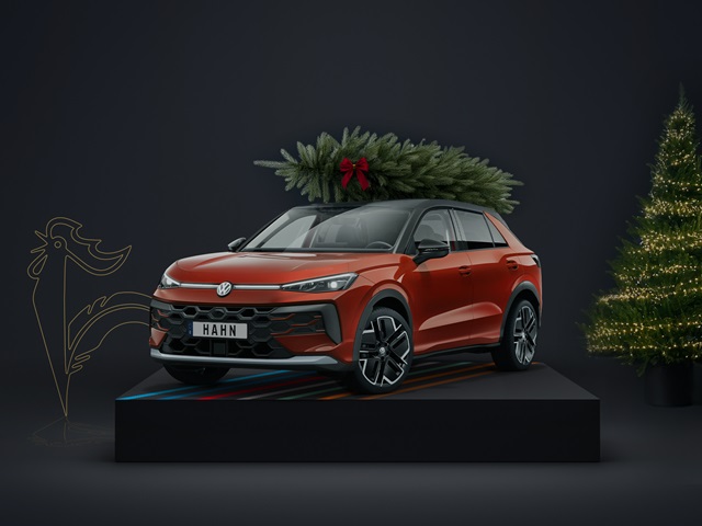 Weihnachtsbaum auf dem Dach eines roten VW T-Roc