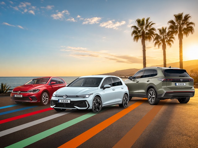 VW Polo, VW Golf und VW Tiguan in Rot, Weiß und Grau vor Meer und Palmen bei Sonnenuntergang