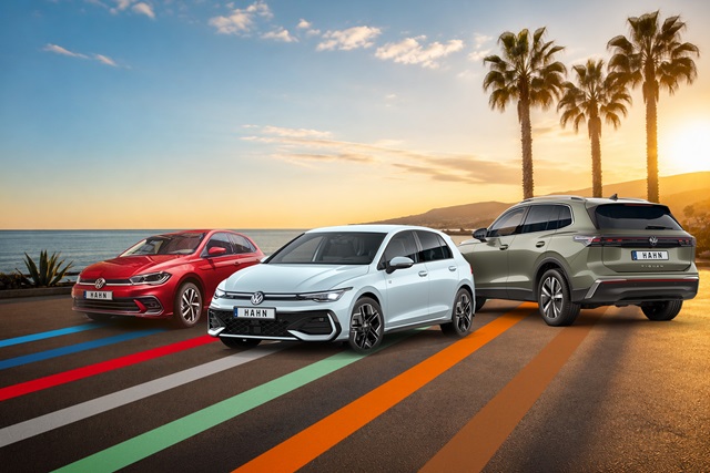 VW Polo, VW Golf und VW Tiguan in Rot, Weiß und Grau vor Meer und Palmen bei Sonnenuntergang