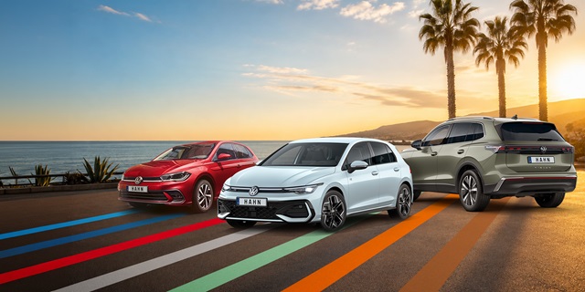 VW Polo, VW Golf und VW Tiguan in Rot, Weiß und Grau vor Meer und Palmen bei Sonnenuntergang