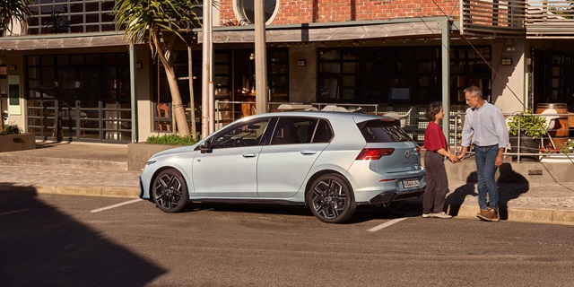 Der neue VW Golf R-Line in der Seitenansicht mit schwarzen Felgen.