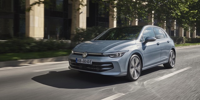 VW Golf eHybrid auf einer Straße fahrend.
