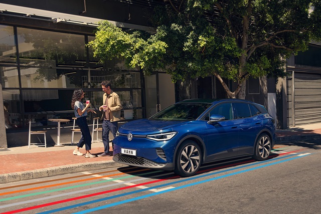Der VW ID.4 in blau parkend am Straßenrand.