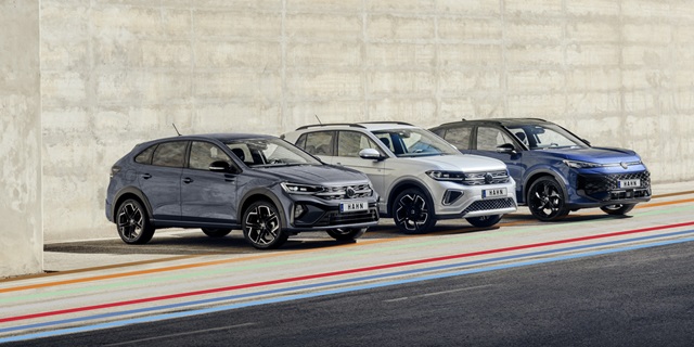 VW Taigo, T-Cross und T-Roc in unterschiedlichen Farben nebeneinander vor einer Betonwand auf einer Straße.