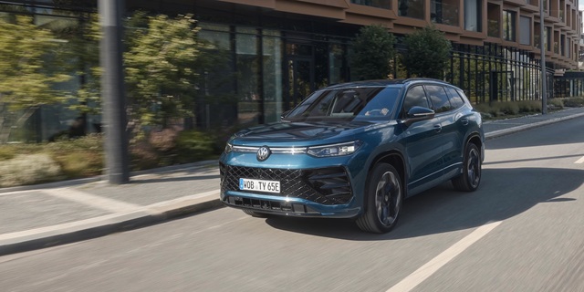 Blauer VW Tyaron R-Line eHybrid auf einer Straße fahrend.