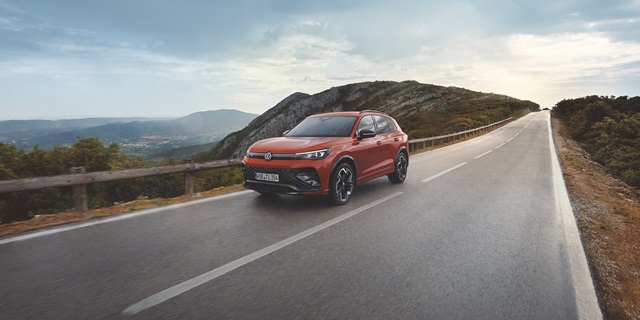 Der neue VW Tiguan 2024 in rot fahrend auf einer Bergstraße