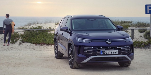 Der Volkswagen Tayron Hybrid vor Strandkulisse