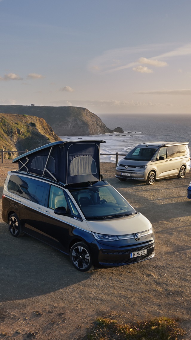 Volkswagen Nutzfahrzeuge Camper Modell-Range vor Küstenkulisse